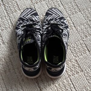 Nike Women's Black White Patterned Running Shoes with Neon Green Insole